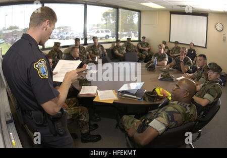 030528-N-5862D-144 King's Bay, Géorgie (28 mai 2003) -- Le lieutenant de la Marine américaine Robert Birke mémoires son équipe de personnel de sécurité à la Naval Submarine Base avant le début de leur quart de travail. Le maître d'armes (MAA), avec la collaboration de la Force auxiliaire de sécurité (ASF), représentent la majorité de la force de sécurité. Ministère de la Marine les civils et les entrepreneurs civils travaillent côte à côte avec l'armée pour s'assurer que la base de la propriété et du personnel sont préparés pour menaces terroristes accrues. U.S. Navy photo de photographe en chef 4400 Chris Desmond. (Libéré) US Navy 030528-N-5862D-144 U.S. Banque D'Images