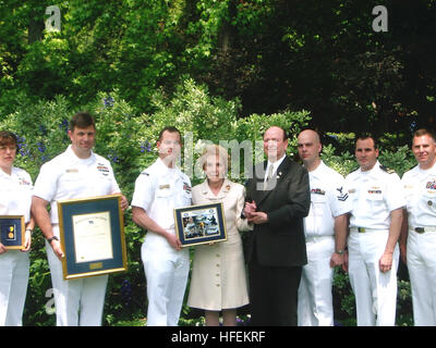 030517-N-3399W-001 Los Angeles, Californie (17 mai 2003) -- l'ancienne Première dame Nancy Reagan accepte le ministère de l'NavyÕs distingué Prix de l'administration publique de l'Honorable Hansford T. Johnson, secrétaire à la Marine (SECNAV). Les marins à bord du USS Ronald Reagan (CVN 76) rejoint le SECNAV intérimaire et Mme Reagan pour la cérémonie à Los Angeles. Photo de la Marine américaine par le Capitaine Kevin Wensing. (Libéré) US Navy 030517-N-3399W-001 l'ancienne Première dame Nancy Reagan accepte le ministère de la Marine  % %5Ersquo,s distingué Prix de l'administration publique de l'Honorable Hansford T. Johnson, actine Banque D'Images