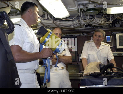 030609-N-5467J-236 Pearl Harbor, Hawaii (Jun. 9, 2003) -- un membre de l'équipage affectés au sous-marin d'attaque USS Chicago (SSN 721) explique le fonctionnement de l'Imageur Thermique Incendie Naval Systèmes de contrôle des dommages à l'équipe de détection incendie Fédération Adm. Viktor Dmitrievitch Fedorov, commandant de la marine russe de la Flotte du Pacifique, au cours de sa tournée de la Chicago. U.S. Navy photo by Photographer's Mate 3 Classe Casey L. James. (Libéré) US Navy 030609-N-5467J-236 de l'équipage d'un sous-marin d'attaque attribuée à l'USS Chicago (SSN 721) explique le fonctionnement de l'Imageur Thermique Incendie Naval Systèmes de contrôle des dommages Fi Banque D'Images