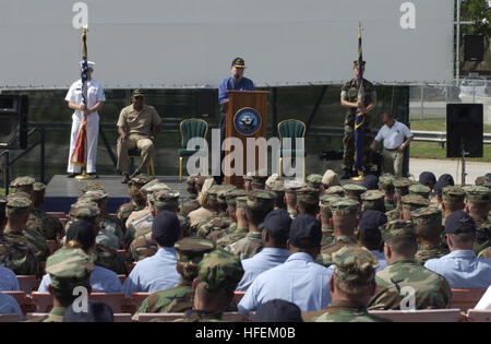 030611-N-4936C-043 Guantanamo Bay, Cuba (11 juin 2003) -- L'Honorable Hansford T. Johnson, Secrétaire à la Marine, parle à Marines et marins au cours d'une visite officielle à la base navale américaine de Guantanamo Bay. U.S. Navy photo by David Seaman journaliste P. Coleman. (Libéré) US Navy 030611-N-4936C-043 Honorables Hansford T. Johnson, Secrétaire à la Marine, parle à des Marines et marins Banque D'Images