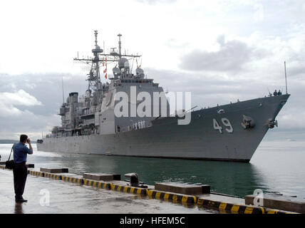 030623-N-0493B-001, Brunei Muara (Juin 23, 2003) -- le croiseur lance-missiles USS Vincennes (CG 49) arrive pour la semaine de Brunei, de l'exercice de phase de préparation et de formation à la coopération (carat). Au cours de l'exercice navires participeront à une variété d'évolutions de la formation en mer avec les Forces Armées Royales. CARAT est un série d'exercices militaires bilatéraux entre les États-Unis et l'Association de plusieurs nations de l'Asie du Sud-Est (ANASE). Photo par le lieutenant de la Marine américaine Chuck Bell. (Libéré) US Navy 030623-N-0493B-001 Le croiseur lance-missiles USS Vincennes Banque D'Images