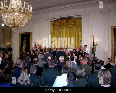 030701-A-0000S-002 Maison Blanche, Washington, D.C. (Jul. 1, 2003) -- service de trente membres représentant chacune des branches de l'armée, y compris la garde côtière des États-Unis, prêter le serment de ré-enrôlement administrées par l'Air Force le Général Richard Myers, chef d'état-major interarmées, tandis que le président George Bush. La cérémonie spéciale a été conçu pour commémorer le 30e anniversaire de l'ensemble de volontaires. DOD Photo par le sgt de l'armée américaine. 1re classe Doug Échantillon. (Libéré) US Navy 030701-A-0000S-002 de trente membres représentant chacune des branches de l'armée, y compris la G Banque D'Images