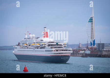 Fred. Olsen Cruise Lines ship, Black Watch, entrant dans le port de Portsmouth, Royaume-Uni Banque D'Images