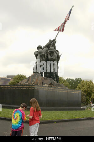 030617-N-9593R-088 (juin Arlington, Va. 17, 2003) -- La Marine Corps War Memorial est le symbole de cette nation reconnaissante's estime pour les morts honorés du Corps des Marines des États-Unis. Bien que la statue représente l'un des incidents les plus célèbres de la Seconde Guerre mondiale, le monument est dédié à tous les Marines qui ont donné leur vie à la défense des États-Unis depuis 1775. La base du mémorial est faite de granit suédois. Dans l'or bruni sur le granit sont les noms et les dates de chaque chef d'engagement du Corps des marines depuis la fondation de l'armée, ainsi que l'inscription : "en h Banque D'Images