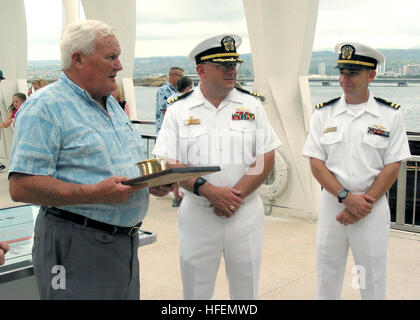 030728-N-0879R-004 Pearl Harbor, Hawaii (Jul. 28, 2003) -- Le Président de la Ligue navale sous-marine Chapitre Aloha Le Capitaine Robert Morrison (Etats-Unis) présente l'amiral Bernard Clarey Award de la Cmdr. Chuck Merkel, USS Key West (SSN 722) commandant. Le lieutenant J.G. Michael Doniger a reçu le capitaine Charles Rush Award. Les deux de la guerre des prix ont été présentés à l'USS Arizona Memorial. Key West est revenu récemment d'un déploiement dans le cadre de l'opération Iraqi Freedom. U.S. Navy photo by Chef journaliste David Rush. (Libéré) US Navy 030728-N-0879R-004 le président de la Ligue navale sous-marine Chapitre Aloha Banque D'Images