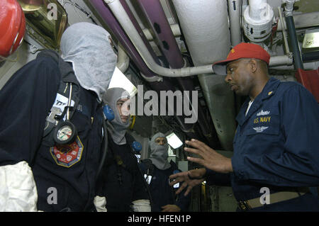 040813-N-4565G-001 Le Golfe Arabique (Aug. 13, 20004) - Contrôle des dommages de l'équipe de formation (DCCT) Chef magasinier John Wynn membre de l'Atlanta, Ga., caleçons hommes limitrophes au cours d'un exercice général quarts à bord du porte-avions USS John F. Kennedy (CV 67). Kennedy et Carrier Air Wing CVW-17 (17) sont en déploiement et d'exploitation dans la région du Moyen-Orient dans le cadre de l'opération Iraqi Freedom (OIF). Unités dans le groupe aéronaval Kennedy travaillent en étroite collaboration avec Corps-Iraq multinationale et les forces iraquiennes à apporter la stabilité dans le gouvernement souverain de l'Iraq. U.S. Navy photo by PhotographerÕs Ma Banque D'Images