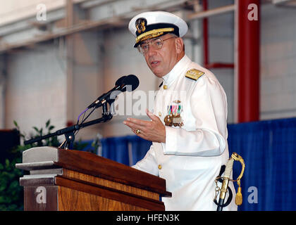 030813-N-6011D-001 Naval Station Norfolk, Va. (Août 13, 2003) -- Vice Adm. Albert H. Konetzni Jr. orateur invité lors de la cérémonie de passation de commandement de la Marine, commandant de la région du centre du littoral de l'adresse à l'auditoire. Adm arrière. David a été relevé par Architzel Adm arrière. Stephen A. Turrcotte en tant que commandant de la région de la Marine, dans la région du centre du littoral. U.S. Navy photo by PhotographerÕs Mate 2e classe Marlowe P. Dix. (Libéré) US Navy 030813-N-6011D-001 Vice Adm. Albert H. Konetzni Jr. orateur invité lors de la cérémonie de passation de commandement de la Marine, commandant de la région du centre du littoral de l'adresse à l'auditoire Banque D'Images