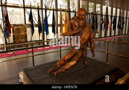 030819-N-9593R-191 de la Marine National Medical Center, Bethesda, MD, (août 19, 2003) -- La statue de bronze, représentant le lien entre l'hôpital corpsmen marine et les Marines américains, se trouve dans le hall principal au National Naval Medical Center à Bethesda, Maryland. Photo de la Marine américaine par l'Adjudant-chef 4 Seth Rossman. (Libéré) US Navy 030819-N-9593R-191 La statue en bronze, représentant le lien entre l'hôpital corpsmen marine et les Marines américains, se trouve dans le hall principal au National Naval Medical Center à Bethesda, Maryland Banque D'Images