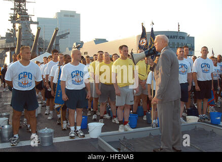 030820-N-9809D-002 (16 août 2000 Norfolk, Va. 20, 2003) -- ancien Maître Chef de la Marine (MCPON) Robert Walker aborde 2003 Premier maître de harem au matin quarts sur l'USS Wisconsin de fantail (BB 64). Le Wisconsin est partie d'un musée au centre-ville de Norfolk, Va. Plus de 200 CPO harem étaient à bord pour aider à préserver le cuirassé en nettoyant le pont en teck. U.S. Navy photo de photographe en chef Senior 4400 Joseph Dorey. (Libéré) US Navy 030820-N-9809D-002 Ancien maître Chef de la Marine (MCPON) Robert Walker aborde 2003 Premier maître de harem au matin quart Banque D'Images