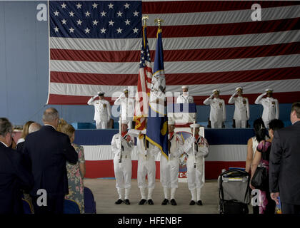 030823-N-4459K-001 Naval Air Station Oceana, Virginie (Août 23, 2003) -- les invités et les participants de rendre honneurs au cours de l'interprétation de l'hymne national lors de la cérémonie de dissolution de l'Escadron Composite flotte huit (VC-8) ÒRedtails,Ó la dernière TA-4J ÒSkyhawkÓ escadron. U.S. Navy photo by PhotographerÕs Mate 2e classe Anthony M. Koch. (Libéré) US Navy 030823-N-4459K-001 Distingués invités et participants rendre honneurs au cours de l'interprétation de l'hymne national lors de la cérémonie de dissolution de l'Escadron Composite flotte huit (VC-8) Banque D'Images