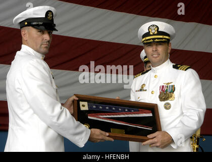 030823-N-4459K-005 Naval Air Station Oceana, Virginie (Août 23, 2003) -- commandant Thomas J. McDonough, commandant de l'Escadron Composite flotte huit (VC-8) ÒRedtails,Ó est présenté avec le désétablissement pennant comme dernier TA-4J ÒSkyhawk Ò squadron est à la retraite. U.S. Navy photo by PhotographerÕs Mate 2e classe Anthony M. Koch. (Libéré) US Navy 030823-N-4459K-005 commandant Thomas J. McDonough, commandant de l'Escadron Composite flotte huit (VC-8) Redtails, est présenté avec le désétablissement pennant comme dernier TA-4J Skyhawk squadron Banque D'Images