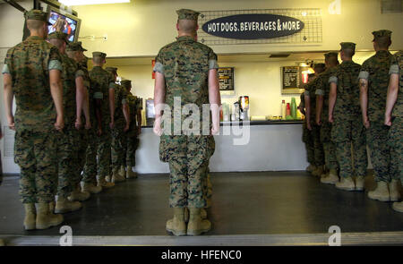 030824-N-6213R-008 San Diego, Californie (16 août 2000 24, 2003) -- United States Marine Corps recrute, attribué à la société Kilo du Marine Corps Recruter Depot, attendre en ligne pour commander des rafraîchissements lors d'une journée de liberté à Qualcomm Stadium pour regarder les San Diego Padres jouer. U.S. Navy photo by Photographer's Mate Airman Mark J. Rebilas. (Libéré) US Navy 030824-N-6213R-008 United States Marine Corps recrute attendre en ligne pour commander des rafraîchissements Banque D'Images