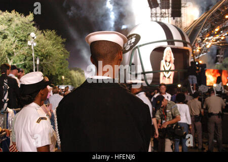 030904-N-3207B-001 Washington, D.C. (4 Sept 2003) -- Seaman Cardell Cole, de Detroit, Michigan, et les marins Antoinette Wilcox, de Onancock, Va., regarder Britney Spears effectuer sur le National Mall pendant l'opération Rendre hommage à la liberté, la NFL et Pepsi parrainé ÒNFL Kickoff Live 2003Ó Concert. Organisateurs fournis places prioritaires pour les militaires et leurs familles. Parmi les autres artistes ont été Aerosmith, Aretha Franklin, Mary J. Blige et Good Charlotte. L'opération Rendre hommage à la liberté (FEO) a été mis en place par le ministère de la défense comme un moyen pour les Américains de montrer leur apprécier Banque D'Images