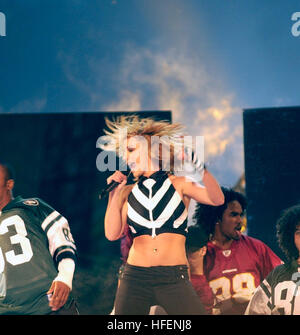 030904-N-9593R-004 Washington, D.C. (sept. 4, 2003) Ð Britney Spears effectue sur le National Mall pendant l'opération Rendre hommage à la liberté, la NFL et Pepsi parrainé ÒNFL Kickoff Live 2003Ó Concert. Organisateurs fournis places prioritaires pour les militaires et leurs familles. Parmi les autres artistes ont été Aerosmith, Mary J. Blige, Aretha Franklin, et Good Charlotte. L'opération Rendre hommage à la liberté (FEO) a été mis en place par le ministère de la défense comme un moyen pour les Américains de montrer leur reconnaissance à nos hommes et femmes en uniforme. Photo de la Marine américaine par l'Adjudant-chef 4 Seth Rossman. Banque D'Images