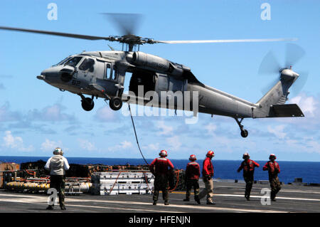 040905-N-5232G-055 de l'océan Pacifique (sept. 5, 2004) - Aviation Ordnancemen se tenir à l'écart comme un chevalier Hawk MH-60S Transferts en hélicoptère entre les munitions (USS Kitty Hawk 63 CV) et de l'État Commande de transport maritime (CSM) de munitions ship USNS Shasta (T-AE 33). En ce moment en cours dans la 7e flotte zone de responsabilité (AOR), Kitty Hawk montre la projection de puissance et le contrôle maritime dans le cadre de la U.S. Navy's seulement de l'avant en permanence-Groupe aéronaval déployé, d'exploitation de Yokosuka, Japon. U.S. Navy photo by Photographer's Mate Airman Jason D. Landon (libéré) US Navy 040905-N-5232G-055 Ord Aviation Banque D'Images