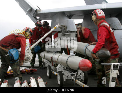 030909-N-9907G-502 de l'Océan Atlantique (sept. 9, 2003) -- les gestionnaires d'armes, affecté à l'Escadron de chasse de grève ÒValionsÓ quinze (VFA-15), charger un missile AGM-88 ÒHARMÓ à l'aile droite d'un F/A-18C Hornet à bord du USS Theodore Roosevelt (CVN 71). Un missile de méfaits est un haut-débit, anti-radiation, advanced air-sol, l'arme anti-radar. Le porte-avions nucléaire est en train de s'entraîner dans l'océan Atlantique. U.S. Navy photo by PhotographerÕs Mate 2e classe Floyd Grimm. (Libéré) US Navy 030909-N-9907G-502 les gestionnaires d'armes, affecté à l'Escadron de chasse de grève Valions Banque D'Images