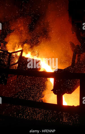 030910-N-7542D-238 Amite, en Louisiane (sept. 10, 2003) -- de l'acier en fusion, recyclé du World Trade Center, s'allume en rouge comme il est versé dans une bouilloire à l'Amite Foundry. Le chaudron est utilisé pour le transport de l'acier en fusion dans le moule de la proue de la souches Dock de transport amphibie USS New York (LPD 21). Environ 24 tonnes d'acier a été sauvé du World Trade Center, qui a été détruit dans les attaques terroristes du 11 septembre 2001. Environ 10  % de l'acier a été perdue lors de la fonderie la surchauffée 48 780 livres d'acier à 2 850 degrés Fahrenheit. U.S. Navy photo by Photographer's Mate Banque D'Images