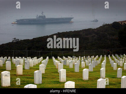 030912-N-6213R-112 San Diego, Californie (sept. 12, 2003) -- l'USS Constellation déclassés (CV 64) est remorqué passé Fort Rosecrans National Cemetery à Point Loma, en Californie, sur son chemin pour le navire de la Marine du cimetière d'Bremerton, dans il faudra 14 jours pour remorquer le porte-avions à la retraite à la cour de Washington. U.S. Navy photo by Photographer's Mate Airman Mark J. Rebilas. (Libéré) US Navy 030912-N-6213R-112 La Constellation déclassés (CV 64) est remorqué passé Fort Rosecrans National Cemetery à Point Loma, en Californie Banque D'Images