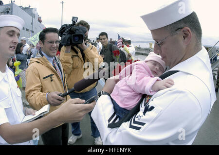 030919-N-6477M-154 Station Navale Everett, Washington (septembre 1994). 19, 2003) -- Versement Greffier 2e classe Larry Pearlman affectés à l'USS Ingraham (FFG 61) répond à sa nouvelle fille de trois semaines au retour d'un déploiement. Ingraham est retourné à Everett après huit mois de déploiement dans le cadre de l'opération Iraqi Freedom. U.S. Navy photo by PhotographerÕs Mate 2e classe Eli J. Medellin. (Libéré) US Navy 030919-N-6477M-154 décaisser Greffier 2e classe Larry Pearlman affectés à l'USS Ingraham (FFG 61) répond à sa nouvelle fille de trois semaines après son retour d'un déploiement Banque D'Images