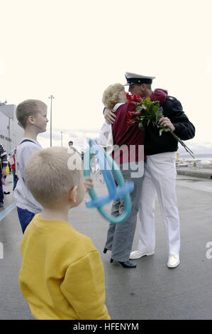 030919-N-6477M-157 Station Navale Everett, Washington (septembre 1994). 19, 2003) -- Chef BoatswainÕs Mate James Williams affectés à l'USS Ingraham (FFG 61) est accueilli à la maison par sa femme et ses fils, à son retour de déploiement. Ingraham est retourné à Everett après huit mois de déploiement dans le cadre de l'opération Iraqi Freedom. U.S. Navy photo by PhotographerÕs Mate 2e classe Eli J. Medellin. (Libéré) US Navy 030919-N-6477M-157 Chef d'équipage  % %5Ersquo,s'accoupler James Williams affectés à l'USS Ingraham (FFG 61) est accueilli à la maison par sa femme et ses fils à son retour d'un déploiement Banque D'Images