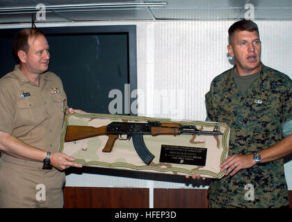 030924-N-9109V-001 Portsmouth (Virginie (sept. 24, 2003) -- Brig. Le général Richard F. Natonski (droite), général commandant de la deuxième brigade expéditionnaire de Marines, présente un AK-47 pour le Capitaine Chris Hase, le commandant du USS SAIPAN LHA (2), en reconnaissance pour l'appui à l'équipage de Marine a donné durant l'opération Iraqi Freedom. Le fusil a été confisqué à un prisonnier de guerre ennemi iraquien durant le jour le plus sanglant de la bataille en mars 2003. U.S. Navy photo by Photographer's Mate Airman Kyle Voight. (Libéré) US Navy 030924-N-9109V-001 présente un AK-47 à USS SAIPAN LHA (2) Banque D'Images