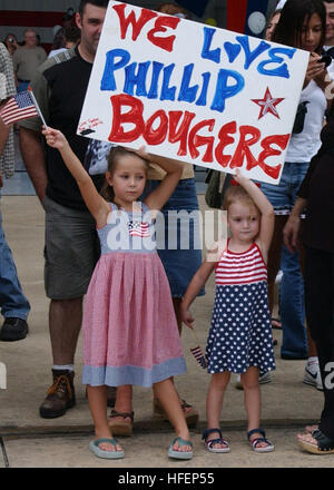 030927-N-7535G-012 Naval Air Station Joint Reserve Base, La Nouvelle-Orléans, en Louisiane (sept. 27, 2003) -- Le s.. Philippe BougereÕs filles soulever leur signe de l'excitation sur leur DaddyÕs homecoming. Le s.. Bougere est attaché à la 3e Bataillon du 23e de marine et a été déployée en Iraq depuis la fin avril. U.S. Navy photo by PhotographerÕs Mate 3 classe Mark Gleason. (Libéré) US Navy 030927-N-7535G-012 Le s.. Phillip Bougere  % %5Ersquo,s'élever leurs filles sign Banque D'Images