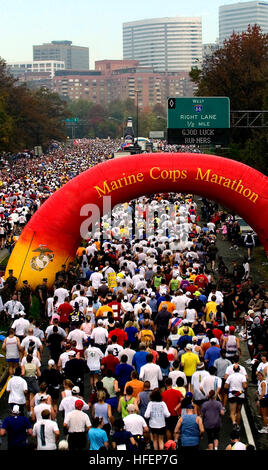 041031-N-0502D-361 Washington, D.C. (oct. 31, 2004) - La 29e Marathon annuel de Marine Corps a commencé et fini à la mémorial de la Marine dans la région de Arlington, Va. près de 18 000 personnes a couru le marathon qui a commencé au cimetière national d'Arlington, coupant à travers Georgetown et le centre-ville de Washington, D.C., U.S. Navy photo de 1ère classe journaliste Monica Darby (publié) US Navy 041031-N-0502D-361 La 29e Marathon annuel de Marine Corps a commencé et fini à la mémorial de la Marine à Arlington, Va Banque D'Images