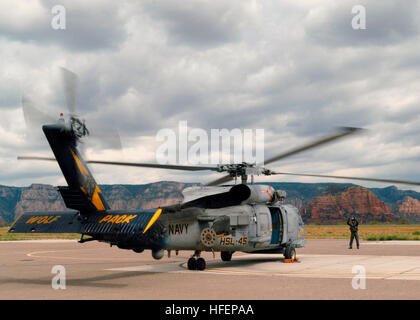 030815-N-8629M-001 Prescott, Arizona (Aug. 15, 2003) Ð les systèmes de guerre Aviation 2e classe opérateur Juan Toole démarre un SH-60 ÒSeahawk,Ó hélicoptère affecté à l'ÒWolfpackÓ hélicoptère de lutte anti-sous-Squadron (Lumière) quarante cinq (HSL-45) à la suite d'une escale de ravitaillement pendant un vol sur campagne de Naval Air Station North Island à Sedona, Arizona. U.S. Navy photo by Photographer's Mate Airman Rebecca J. Moat. (Libéré) US Navy 030815-N-8629M-001 Systèmes de guerre Aviation 2e classe opérateur Juan Toole démarre un SH-60  % %17Eldquo,Seahawk,  % %17Erdquo, hélicoptère affecté à la Wolfpack de Helico Banque D'Images