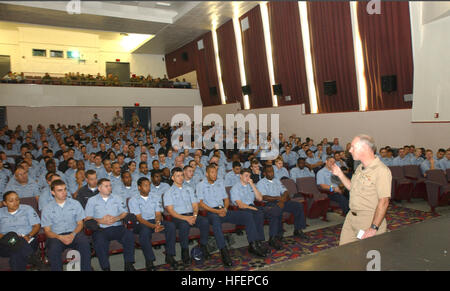 031009-N-3503M-001 Atsugi, au Japon (oct. 9, 2003) -- Chef du personnel naval, Vice-Adm. Gerry Hoewing, parle aux marins lors d'un appel à toutes les mains Naval Air Facility, Atsugi, au Japon. L'amiral a fait le voyage à l'étranger pour parler avec les marins et leurs familles sur une variété de sujets. ÒAll HandsÓ pendant l'appel, l'amiral a parlé de nouveaux programmes militaires de la marine, et a expliqué aux marins de la façon dont ils peuvent mieux gérer leur carrière. U.S. Navy photo by PhotographerÕs Mate 3 classe Joshua C. Millage. (Libéré) US Navy 031009-N-3503M-001 Vice Adm. Gerry Hoewing, parle aux marins lors d'une un Banque D'Images