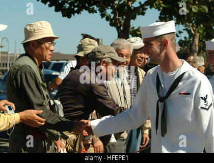 031012-N-2570S-005 San Francisco, Californie (oct. 12, 2003) -- 3ème classe technicien Cryptologic Keith, Elinkowski de Chicago, Ill., salue la foule à la 135e défilé annuel du patrimoine italien au cours de la semaine de San Francisco 2003. Ceci marque la 22e année de participation de la Marine. La célébration a lieu à l'FishermanÕs Warf avec 2 500 marins, le bleu marine et les navires de la Marine américaine anges ; USS Cleveland (7), LPD USS Hopper (DDG 70), USS Thach (FFG 43), USS Shiloh (CG 67), USS Mobile Bay (CG 53). Photo de la Marine américaine par le journaliste 2e classe McClain Shewman. (Libéré) US Navy 031012-N-2570S-005 Crypt Banque D'Images
