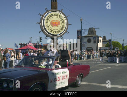 031012-N-9779P-003 San Francisco, Californie (oct. 12, 2003) -- Vice Adm. Micahel J. McCabe, commandant de la Troisième flotte, croisières, en face de la Marine Corps au patrimoine Italien Day Parade à FishermanÕs Wharf pendant la Semaine de la San Francisco 2003. Ceci marque la 22e année de participation de la Marine. La célébration a lieu à l'FishermanÕs Warf avec 2 500 marins, le bleu marine et les navires de la Marine américaine anges ; USS Cleveland (7), LPD USS Hopper (DDG 70), USS Thach (FFG 43), USS Shiloh (CG 67), USS Mobile Bay (CG 53). U.S. Navy photo by PhotographerÕs Mate Airman Andrea Pearson. (Publié Banque D'Images