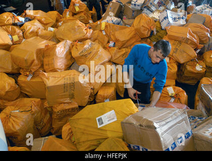 USS Enterprise (CVN 65) reçoit et trie plus de 18 tonnes de courrier livré par USNS Saturn (TAFS 10) au cours d'une évolution de réapprovisionnement en cours dans l'océan Indien. Banque D'Images