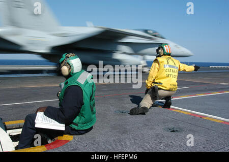 031020-N-6278K-003 de l'Océan Atlantique (oct. 20, 2003) -- Le lieutenant Cmdr. Katherine Boulware, de Charlotte, N. C., signaux un lancement pour un F/A-18C Hornet affectés à Carrier Airwing sept (CVW-7) à bord du USS George Washington (CVN 73). Le Norfolk, Va., mène l'opérateur du navire, la disponibilité de la formation sur mesure (TSTA) de l'exercice dans l'océan Atlantique. U.S. Navy photo by Photographer's Mate Airman Joan Kretschmer. (Libéré) US Navy 031020-N-6278K-003 Le Lieutenant Cmdr. Katherine Boulware, de Charlotte, N. C., signaux un lancement pour un F-A-18C Hornet affectés à Carrier Airwing sept (CVW-7) à bord du USS Banque D'Images