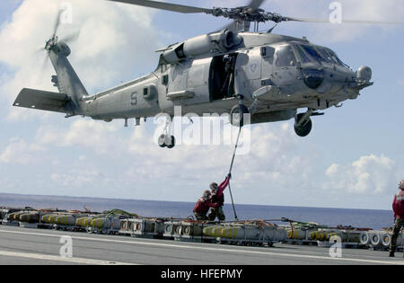 031023-N-2385R-003 Ouest de l'océan Pacifique (23 octobre 2003) -- Ordnancemen attribué à USS Nimitz (CVN 68) recueillir explosées pour livraison à l'USNS Kilauea (T-AE 26) avec l'aide d'un HH-60H Seahawk affecté à l'ÒIndiansÓ d'Escadron d'hélicoptères anti-sous-marine Six (HS-6). Le groupe aéronaval du Nimitz et Carrier Air Wing onze (CVW-11) sont déployés dans l'ouest du Pacifique. U.S. Navy photo by PhotographerÕs Mate 3 Classe Yesenia Rosas. (Libéré) US Navy 031023-N-2385R-003 Ordnancemen attribué à USS Nimitz (CVN 68) recueillir explosées pour livraison à l'USNS Kilauea (T-AE 26) avec l'aide fr Banque D'Images