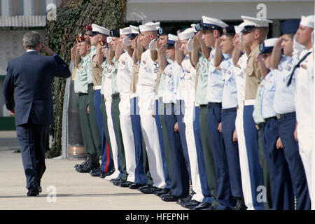 031023-N-3228G-005 Naval Station Pearl Harbor, Hawaï (oct. 23, 2003) -- Le Président George W. Bush renvoie le salut d'Hawaï, l'opération Iraqi Freedom anciens combattants sur la jetée où l'ancien navire de guerre USS Missouri (BB 63) est mouillée à l'écran à côté de l'USS Arizona Memorial. Le président Bush s'est arrêté à New York à son retour de l'Organisation de coopération économique Asie-Pacifique en Thaïlande, aux Philippines, au Japon, à Singapour et à Bali où il a parlé de la sécurité et de la lutte continue contre le terrorisme. La coopération économique Asie- Pacifique, ou de l'APEC, est le premier forum pour faciliter l'econom Banque D'Images