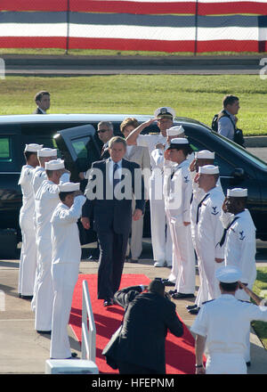 031023-N-5024R-003 Naval Station Pearl Harbor, Hawaï (oct. 23, 2003) -- Le Président George W. Bush accompagné par la Première dame Laura Bush passe par le Ôside boysÕ-honneur lors de leur arrivée à bord de la station navale de Pearl Harbor. Le président Bush s'est arrêté à New York à son retour de l'Organisation de coopération économique Asie-Pacifique en Thaïlande, aux Philippines, au Japon, à Singapour et à Bali où il a parlé de la sécurité et de la lutte continue contre le terrorisme. La coopération économique Asie- Pacifique, ou de l'APEC, est le premier forum pour faciliter la croissance économique, la coopération, le commerce et l'investissement dans la Banque D'Images