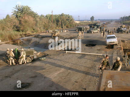 041113-B-1250B-001 Lutafiyah, l'Irak (13 novembre 2004) - marins et soldats affectés à la 24e Marine Expeditionary Unit (MEU) 24 les restes d'un pont dans Lutafiyah, l'Iraq, avant de commencer les efforts de reconstruction. Le pont a été gravement endommagé dans les attaques répétées des militants anti-iraquiens. La 24e MEU est en train de mener des opérations de sécurité et de stabilité dans le Nord de la province de Babil. U.S. Marine Corps photo par Lance Cpl. Sarah A. Beavers (publié) US Navy 041113-B-1250B-001 marins et soldats affectés à la 24e Marine Expeditionary Unit (MEU) 24 les restes d'un b Banque D'Images