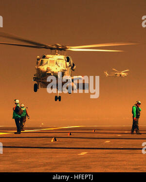 031026-N-4768W-868 de l'océan Pacifique (oct. 26, 2003) -- un HH-60H Seahawk décolle de l'envol de l'USS JOHN C. STENNIS (CVN 74) comme un SH-60F Seahawk se prépare à terre sous un ciel rempli de fumée à proximité de tempêtes de comté de San Diego. Le Seahawk hélicoptères sont affectés à l 'Black Knights' de l'Escadron d'hélicoptères anti-sous-marin quatre (HS-4) Stennis et son escadre aérienne transporteur engagé quatorze (CVW-14) sont en mer en unité de formation Composite (Exercice COMPTUEX) en préparation d'un déploiement prochain. Les multiples incendies ont brûlé plus de 300 000 acres de terre et cette catastrop Banque D'Images