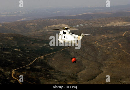 031029-N-8590B-051 San Diego, Californie (29 octobre 2003) - UN UH-3 hélicoptère Sea King à partir d'hélicoptères de l'Escadron de soutien au combat huit cinq (SC-85) attaché avec un 'Bambi' godet plein de l'eau participe à un programme de formation et de certification de vol au-dessus du comté de San Diego. Une fois certifié, l'aéronef sera utilisé pour aider à la lutte contre les efforts communs contre les incendies font rage partout dans le Sud de Californie chaque rubrique ne peut contenir 324 litres d'eau pesant 3000 livres U.S. Navy photo by Photographer's Mate Airman Andrew Paris Sportifs (effacé) US Navy 031029-N-8590B-051 un UH-3H hélicoptère Sea King attribuer Banque D'Images