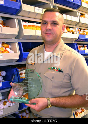 031031-N-3902D-002 Pensacola, Floride (oct. 31, 2003) -- Le lieutenant Cmdr. Anthony Capano affiche son premier pharmacien de la marine de l'année qu'il a reçu la plaque à l'hôpital naval Pensacola, Floride, le lieutenant Cmdr. Anthony Capano a reçu le prix de l'ensemble de la Marine pharmacien du Capitaine Elizabeth Nolan, spécialité pharmacie de la Marine, chef de la Marine à un dîner fonctionnent à la réputation des Forces combinées tenu à Nashville, Tenn., U.S. Navy photo par Rod Duren. (Libéré) US Navy 031031-N-3902D-002 Le Lieutenant Cmdr. Anthony Capano affiche son premier pharmacien de la marine de l'année qu'il a reçu la plaque à Pensacola, Naval Hospital Banque D'Images