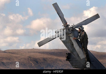 031104-N-9769P-004 de l'océan Pacifique (nov. 4, 2003) -- Systèmes de guerre Aviation 2e classe opérateur Anthony Davis effectue les vérifications de contrôle en amont sur le rotor de queue d'un HH-60H Seahawk. Davis est affecté à la 'Black Knights' de l'Escadron d'hélicoptères anti-sous-marin quatre (HS-4) et est en mer avec l'USS JOHN C. STENNIS (CVN 74) et Carrier Air Wing quatorze (CVW-14), la réalisation d'unité de formation Composite (Exercice COMPTUEX) en préparation d'un déploiement prochain. U.S. Navy photo by Photographer's Mate 2e classe Jayme Pastoric. (Libéré) US Navy 031104-N-9769P-004 Systèmes de guerre Aviation 2e Opérateur Clas Banque D'Images