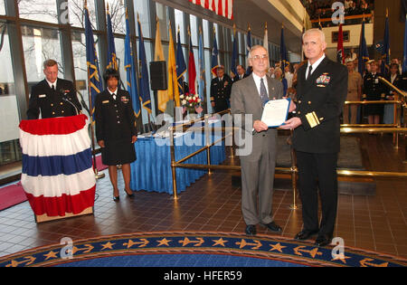 Le National Naval Medical Center reçoit une mention élogieuse de l'unité pour avoir fourni des soins médicaux exceptionnels aux marins et aux Marines revenant de l'opération Enduring Freedom et de l'opération Iraqi Freedom. Banque D'Images
