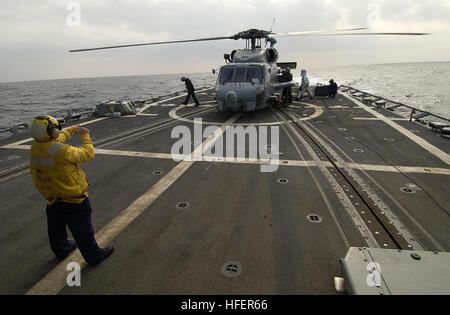 031108-N-8590G-004 à bord du USS Vandegrift (FFG 48) 8 novembre 2003 -- maître de Manœuvre 3 classe Dustin Kang, de Dardanelle, Ark., dirige toutes les évolutions du poste de pilotage pour un SH-60B Seahawk affecté à la "seigneurs de guerre" de l'hélicoptère léger d'un escadron anti-sous-cinq (HSL-51) au cours de trimestres vol à bord de la frégate lance-missiles. Le SH-60B est utilisé pour la recherche et le sauvetage (SAR) et la lutte anti-sous-marine. U.S. Navy photo by Photographer's Mate 3 classe Gary B. Granger. (Libéré) US Navy 031108-N-8590G-004 maître de Manœuvre 3 classe Dustin Kang ordonne à toutes les évolutions du poste de pilotage fo Banque D'Images