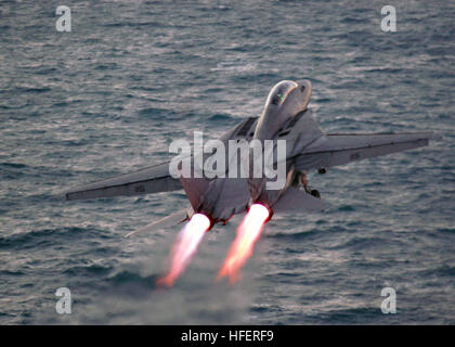 031122-N-9742R-005 le golfe Arabique (nov. 22, 2003) Ð Un F-14 Tomcat affecté à l'Escadron de chasse Deux ÒCheckmatesÓ de One One (FV-211) lance depuis la cabine de pilotage du porte-avions à propulsion nucléaire USS Enterprise (CVN 65). L'entreprise et de l'Escadre aérienne de transporteur un (CVW-1) sont dans le golfe Persique en fonction d'un programme menant à l'appui des missions de déploiement des opérations Iraqi Freedom et la poursuite de la guerre contre le terrorisme. U.S. Navy photo by Photographer's Mate Airman Milosz Reterski. (Libéré) US Navy 031122-N-9742R-005 Un F-14 Tomcat affecté à l'Escadron de chasse de Checkmates deux O Banque D'Images