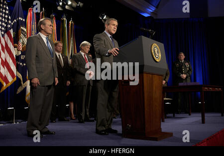 031124-F-2828D-003 Pentagone, Washington D.C. (nov. 24, 2003) -- Le Président George W. Bush parle aux troupes avant de signer la Loi sur l'autorisation de la défense avec le secrétaire à la défense Donald H. Rumsfeld au Pentagone. Le président Bush a signé une loi qui permet de commencer à travailler sur un système de personnel de sécurité nationale. Ministère de la Défense photo de Tech. Le Sgt. Andy Dunaway. (Libéré) US Navy 031124-F-2828D-003 Le Président George W. Bush parle aux troupes avant de signer l'autorisation de la Défense Banque D'Images