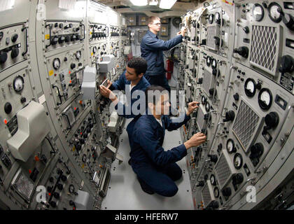 041207-N-5362F-304 de l'océan Pacifique (déc. 7, 2004) - du premier plan, les systèmes d'information Technicien Seaman Ivan Monserrat, Technicien en électronique 3e classe Paul Burnett et technicien électronique 3e classe Robert Cantero, utilise des radios haute fréquence et des raccords à bord du USS Shiloh (CG 67) pour parler avec d'autres navires dans l'USS ABRAHAM LINCOLN (CVN 72) Carrier Strike Group (CSG). Shiloh est une partie de la CSG Lincoln actuellement déployés dans l'ouest de l'océan Pacifique. U.S. Navy photo by Photographer's Mate 3 Classe Bernardo Fuller (publié) US Navy 041207-N-5362F-304 Utilisation des marins radios haute fréquence et c Banque D'Images