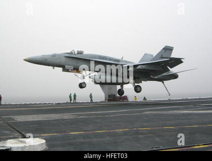 031213-N-7408M-002 Golfe Arabique (Dec. 13, 2003) -- Un F/A-18 Hornet affectés à la "damiers" de grève Marine Fighter-Attack Squadron trois un deux (VMFA-312) sur les terres d'envol du USS Enterprise (CVN 65). VMFA-312 est actuellement en déploiement avec Carrier Air Wing 1 (CVW-1) à bord de l'entreprise dans le cadre de l'opération Iraqi Freedom et la poursuite de la guerre contre le terrorisme. U.S Navy photo by Photographer's Mate Airman Justin McGarry. (Libéré) US Navy 031213-N-7408M-002 Une F-A-18 Hornet affectés à les damiers de grève Marine Fighter-Attack Squadron trois un deux (VMFA-312) Banque D'Images