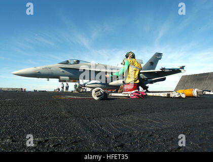 031216-N-3986D-001 de l'Océan Atlantique (Dec. 16, 2003) -- la sécurité de l'aviation d'observation catapulte Bow BoatswainÕs Mate 3 Classe Harrison Brooks, de Virginia Beach, en Virginie, donne le feu vert, indiquant que le F/A-18 Hornet affectés à l'Escadron de chasse de grève ÒWildcatsÓ l'un trois (VFA 131) est prêt à être lancé au large de l'envol du USS George Washington (CVN 73). Le Norfolk, Va., porte-avions nucléaire mène des exercices de l'unité de formation Composite (COMPTUEX) en préparation d'un déploiement prochain. U.S. Navy photo by PhotographerÕs Mate Airman Jessica Davis. ( Banque D'Images