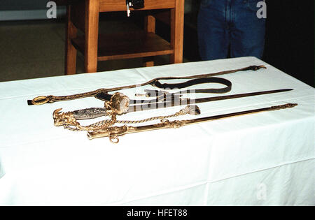 040112-N-0000X-001 Annapolis, Maryland (janv. 12, 2004) -- l'Épée Worden historique repose sur une table avec sa ceinture et fourreau mis à afficher. Le FBI a récupéré le prix épée et l'a retourné à l'académie navale des États-Unis, manquant depuis 1931. Le Tiffany sabre a été initialement présenté à l'arrière Adm. John L. Worden par l'état de New York pour son commandement de l'USS Monitor dans sa célèbre bataille avec CSS Virginia à Hampton Roads, en Virginie, et le 9 mars 1862. Adm arrière. Worden a également été le septième Directeur de l'académie navale des États-Unis. U.S. Navy photo de Cliff Maxwell. (US Navy) Parution 040 Banque D'Images