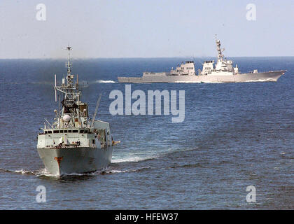 040221-N-9630B-025 de l'Océan Indien (10 févr. 21, 2004) Ð La Marine canadienne frégate de patrouille de classe Halifax NCSM Toronto (FFH 333) et le destroyer lance-missiles USS Bulkeley (DDG 84) suivi de près par USS George Washington (CVN 73) après une reconstitution en cours. Le Norfolk, Va., porte-avions nucléaire George Washington et d'attaque sont sur un déploiement prévu. U.S. Navy photo by PhotographerÕs Mate Airman Robert Brooks. (Libéré) US Navy 040221-N-9630B-025 La Marine canadienne frégate de patrouille de classe Halifax NCSM Toronto (FFH 333) et le destroyer lance-missiles USS Bulkeley (DDG Banque D'Images